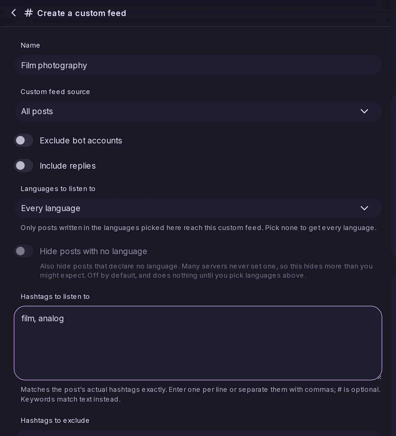 El editor de feed personalizado rellenado para un feed llamado Film photography: todas las publicaciones como fuente, todos los idiomas, y los hashtags film y analog que seguir, encima de los hashtags que excluir.