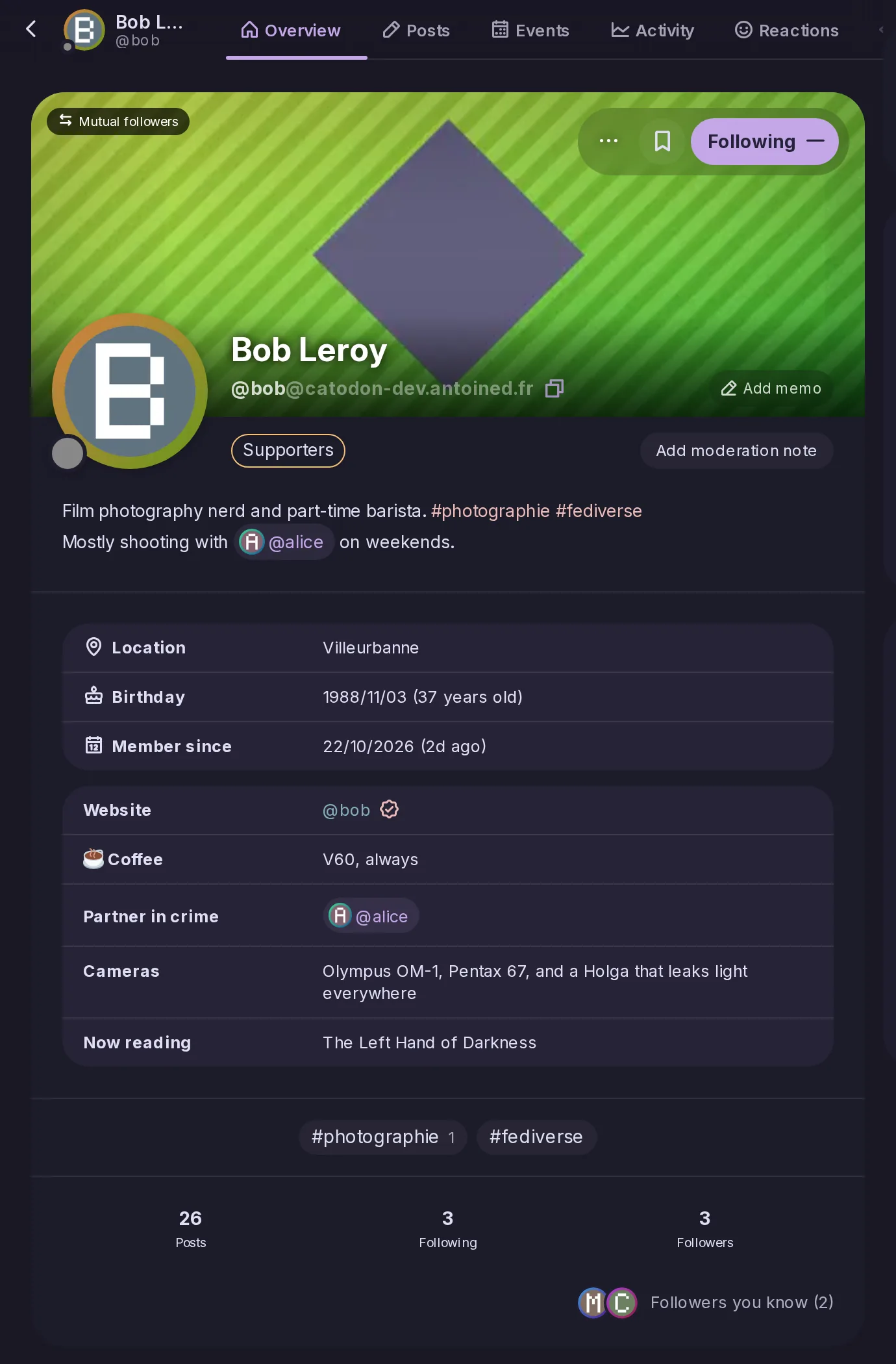 El perfil de Bob: banner, avatar y biografía, luego sus campos, su sitio web con una marca de verificación porque enlaza de vuelta a él, su café, su cómplice, sus cámaras y su libro actual, y sus números de publicaciones y seguidores.
